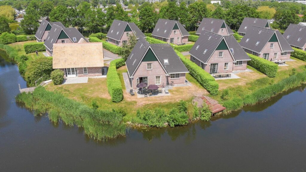 beachvilla royaal sauna 10 personen in makkum op makkum beach resort achterkant
