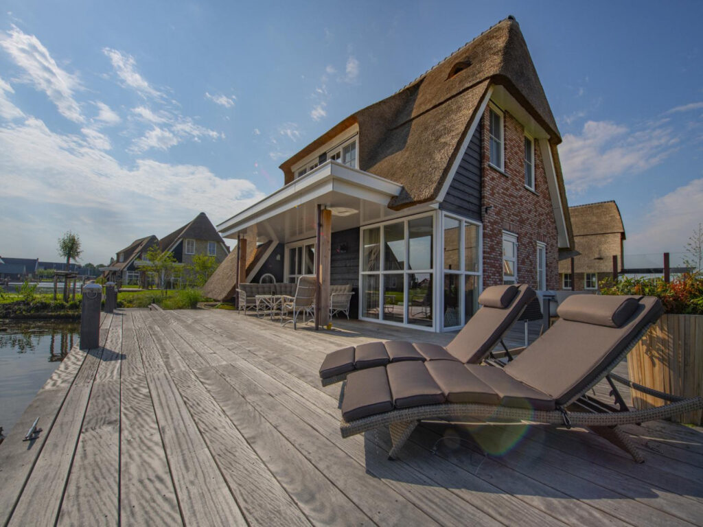 friese meren villas in delfstrahuizen luxe watervilla 8 personen achterkant