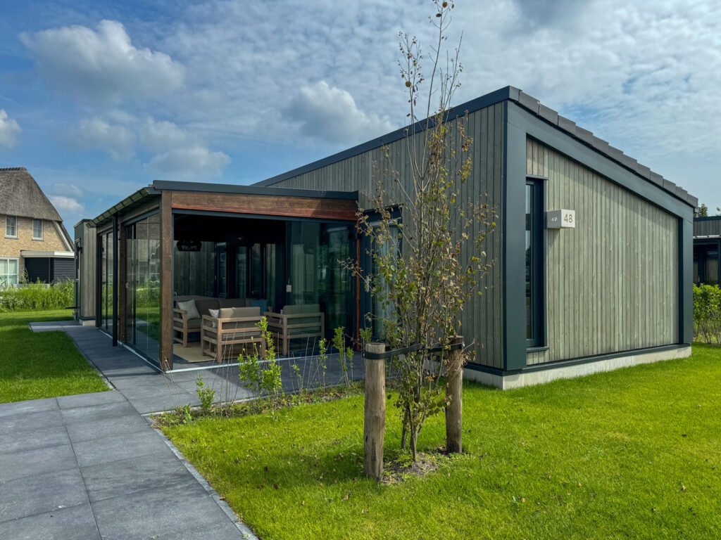 friese meren villas in delfstrahuizen docklodge 48 zijaanzicht