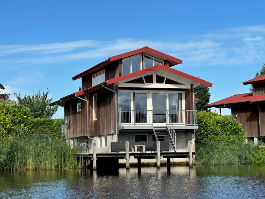 goudplevier bubbelbad op waterpark zwartkruis in noardburgum achterkant