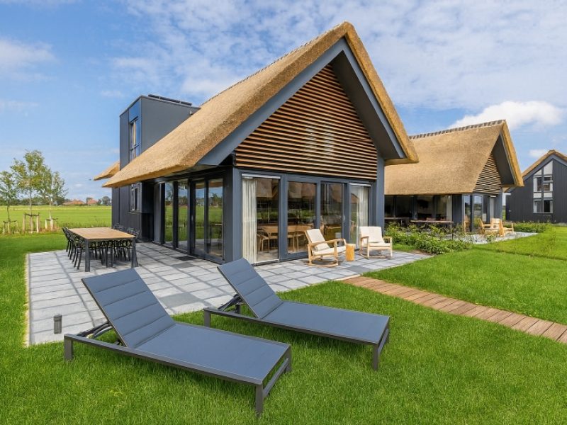 aan het water in heeg vooraanzicht villa