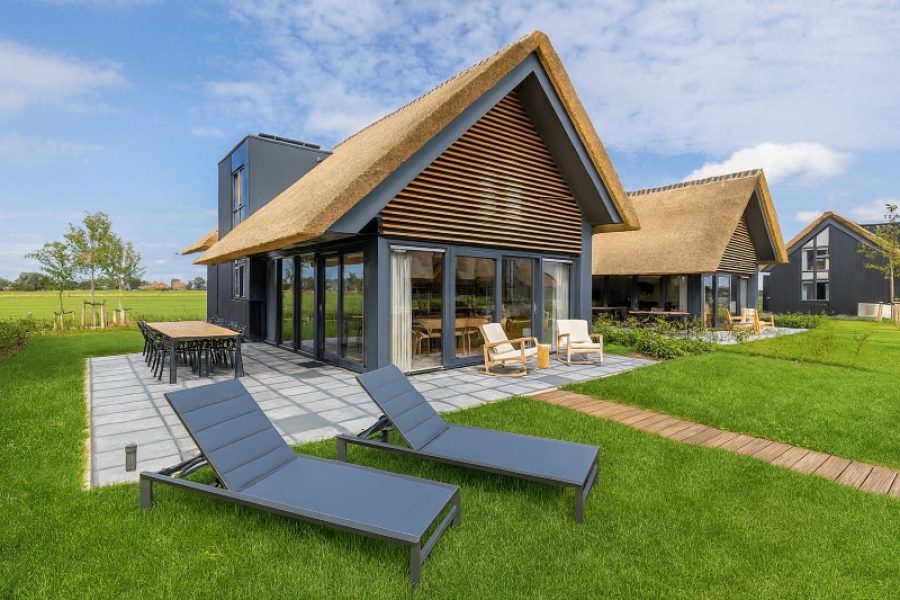 aan het water in heeg vooraanzicht villa