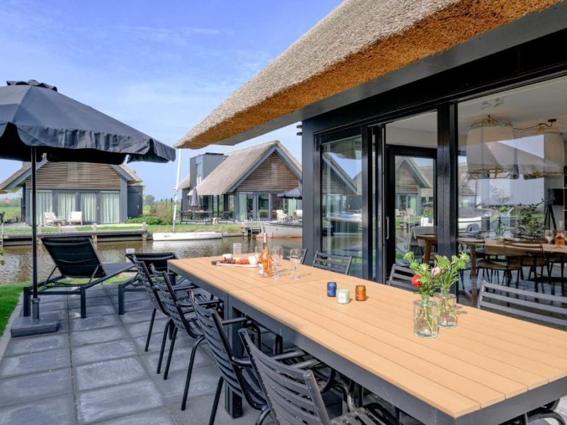 Sloep bij aan het water heeg vakantiehuizen