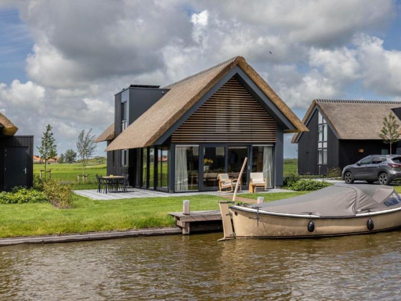 Sloep bij aan het water heeg vakantiehuizen