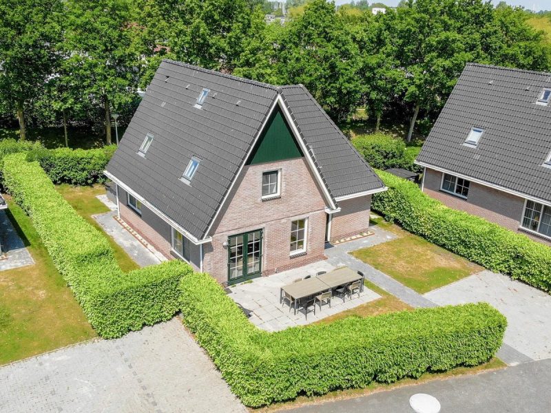 makkum beach resorts in makkum beachvilla royaal vooraanzicht