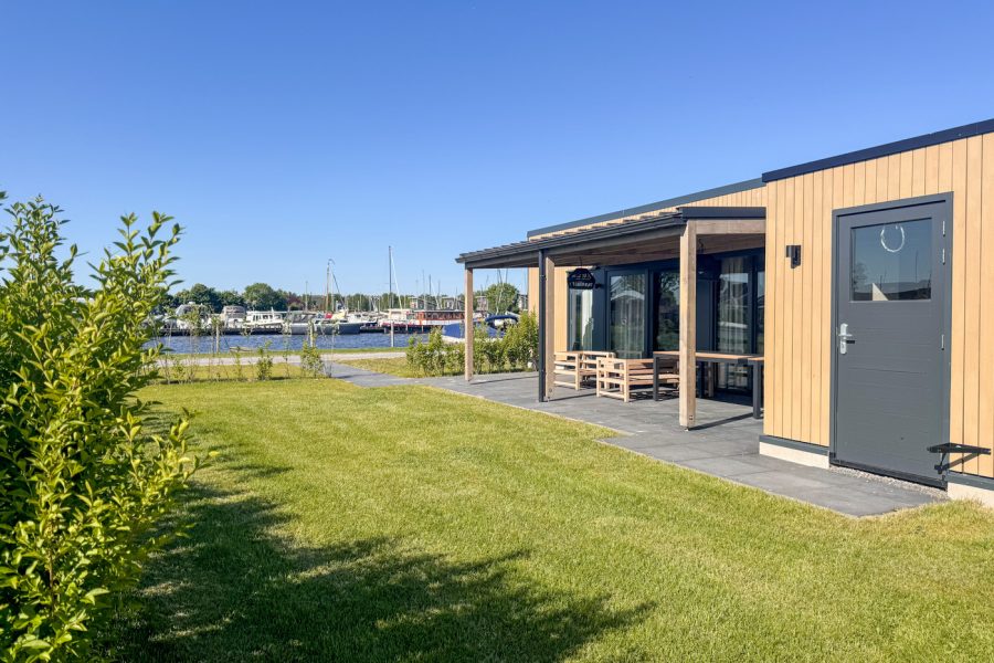docklodge 36 4 personen in delfstrahuizen op friese meren achterkant