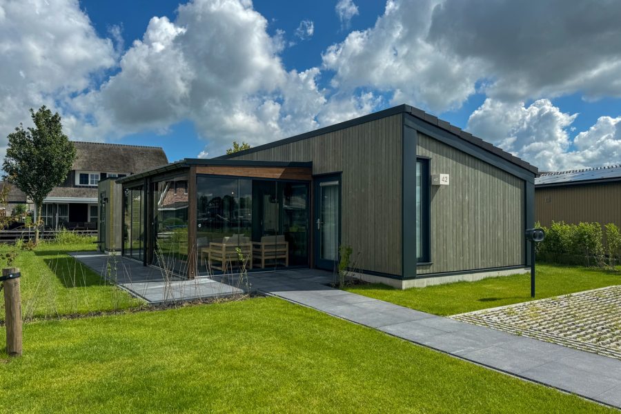 docklodge 42 4 personen in delfstrahuizen op friese meren achterkant