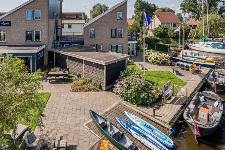 familiehuis aan het water in heeg op vakantiepark aan het water achterkant