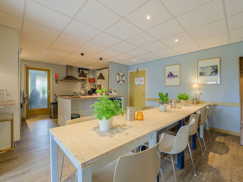 familiehuis aan het water in heeg op vakantiepark aan het water keuken