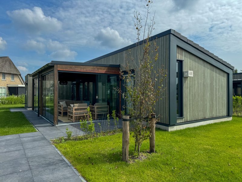 friese meren villas in delfstrahuizen docklodge 48 zijaanzicht