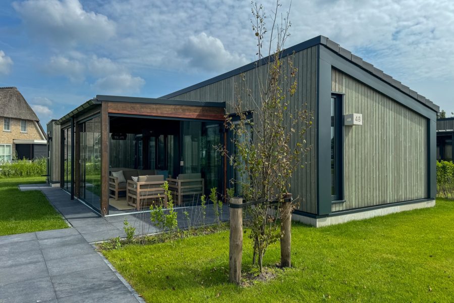 friese meren villas in delfstrahuizen docklodge 48 zijaanzicht