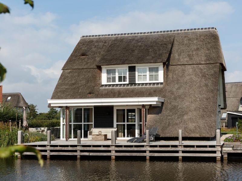 friese meren villas in delfstrahuizen premium watervilla met jacuzzi achterkant