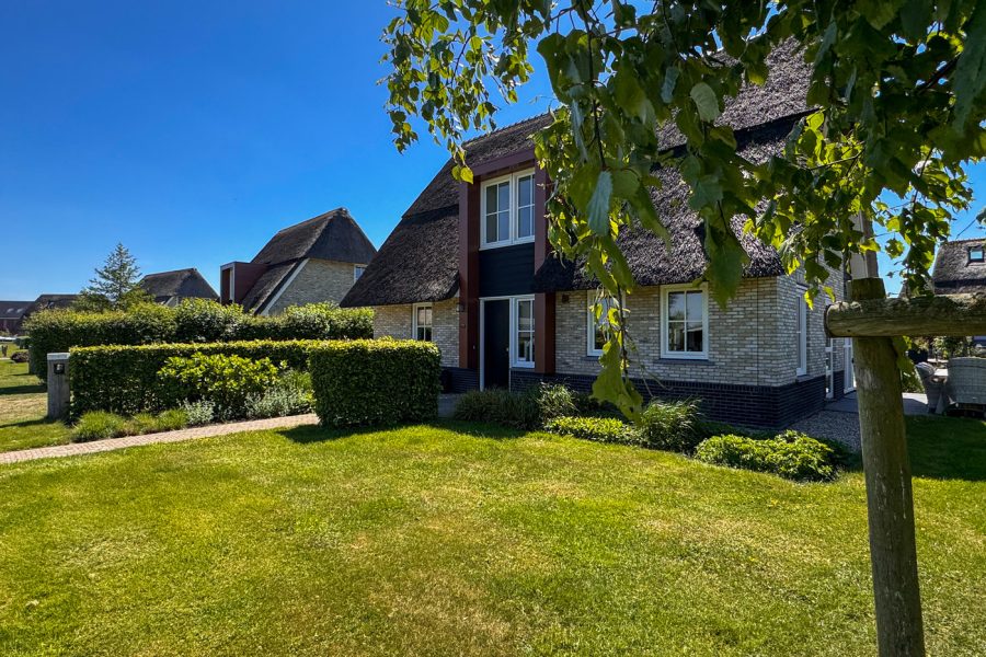 friese meren villas in delfstrahuizen premium watervilla met jacuzzi vooraanzicht