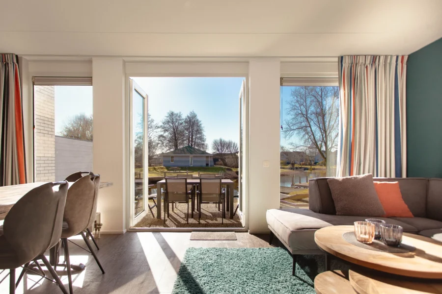 schakel bungalow 6 personen in makkum op makkum beach resort achterkant