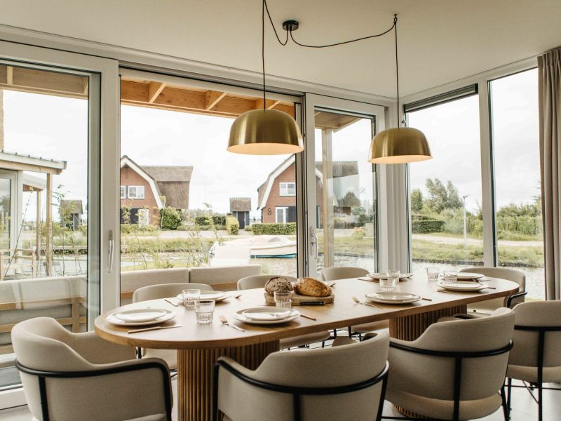 pharshoeke in heeg watervilla buitenzijde met sauna eettafel