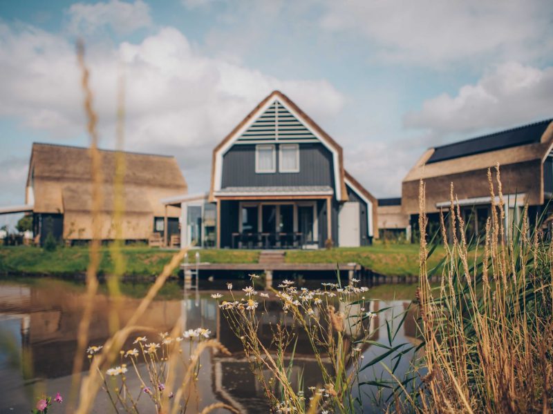 pharshoeke in heeg watervilla buitenzijde met sauna vooraanzicht