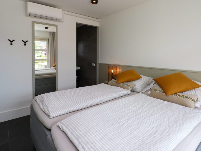 premium xl watervilla in delfstrahuizen op de friese meren villas slaapkamer