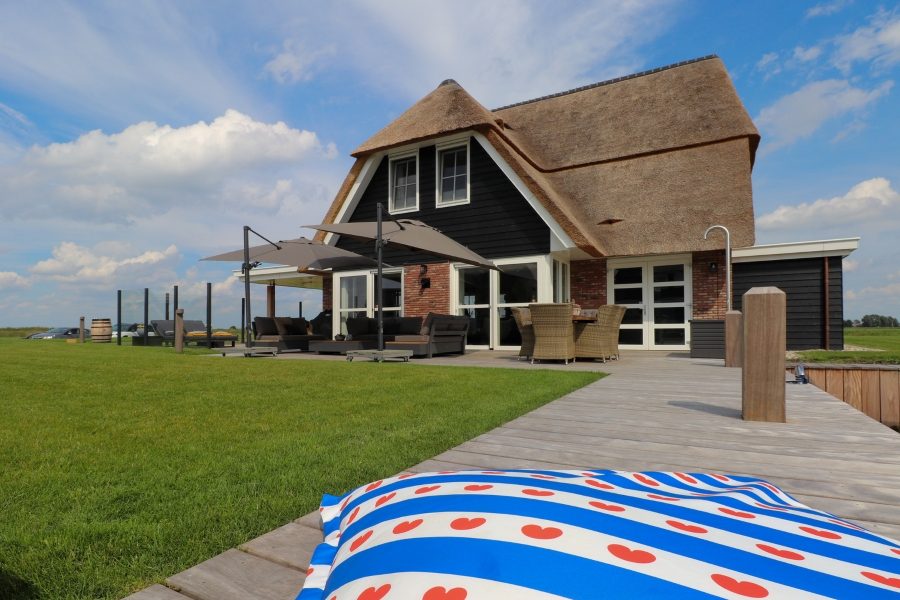 premium xl watervilla in delfstrahuizen op de friese meren villas voorkant
