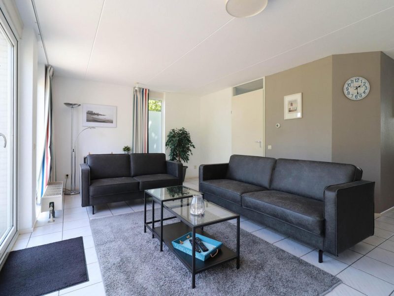 schakel bungalow 6 personen in makkum op makkum beach resort woonkamer