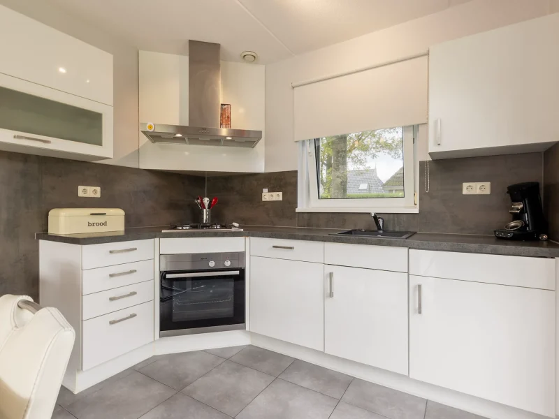 vakantiepark it wiid in earnewald wellnessbungalow 6 personen keuken