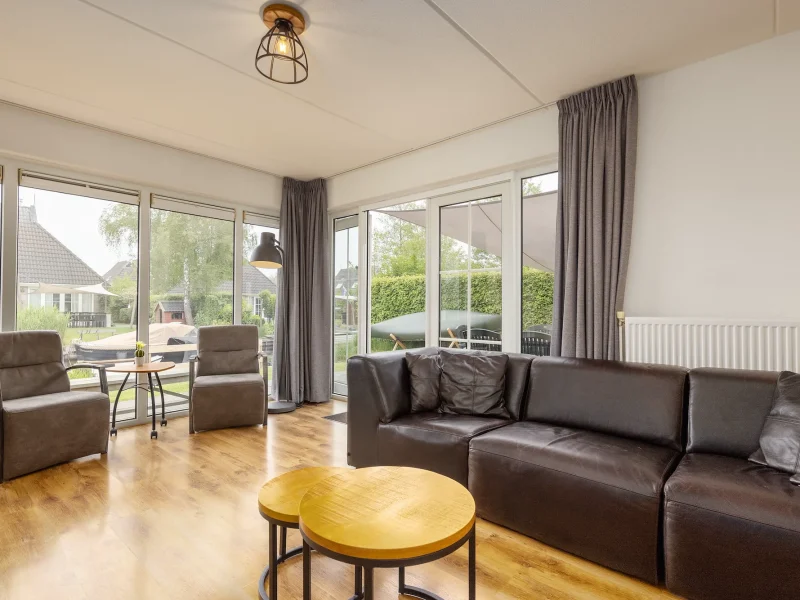 vakantiepark it wiid in earnewald waldbungalow 4 personen woonkamer