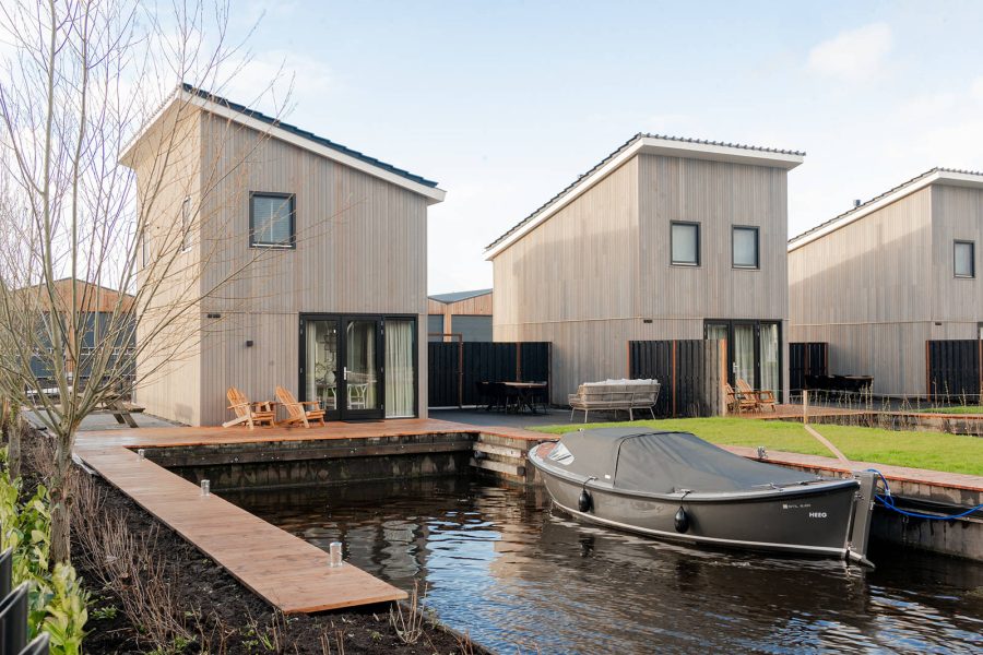 waterlodge aan het water in heeg aanlegsteiger