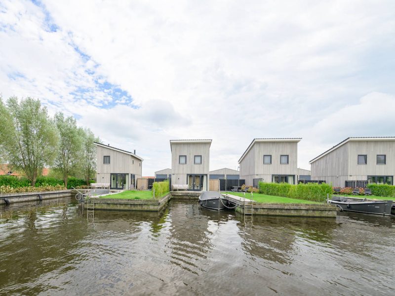 waterlodge aan het water in heeg voorkant