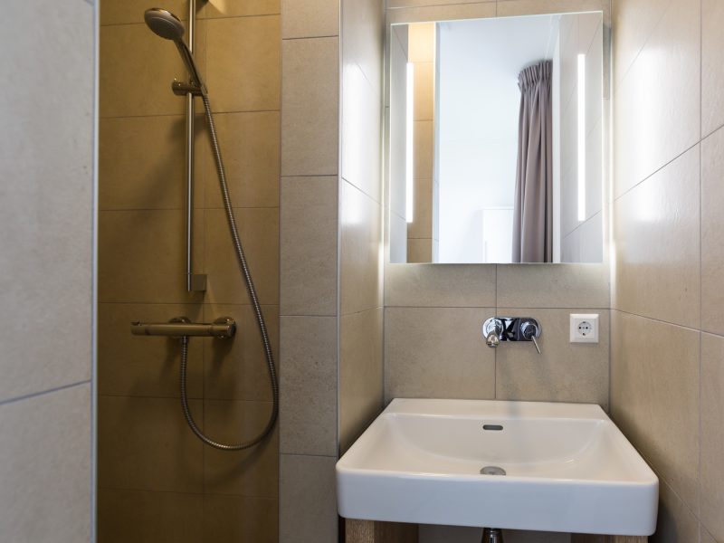 watervilla met jacuzzi 8 personen in delfstrahuizen op friese meren villas badkamer