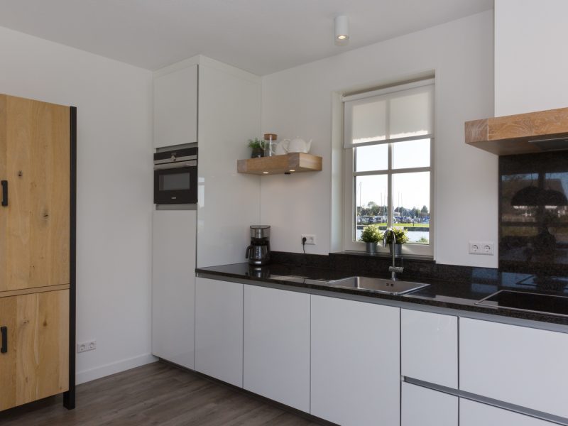 watervilla met jacuzzi 8 personen in delfstrahuizen op friese meren villas keuken