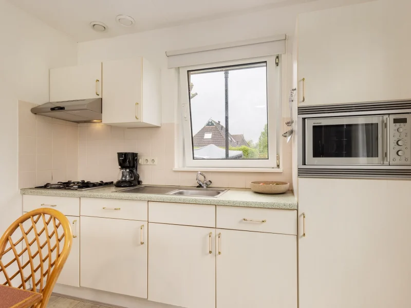 wetterbungalow 6 personen in earnewald op vakantiepark it wiid keuken