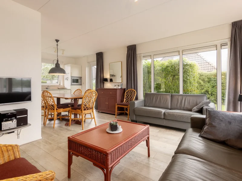 wetterbungalow 6 personen in earnewald op vakantiepark it wiid woonkamer