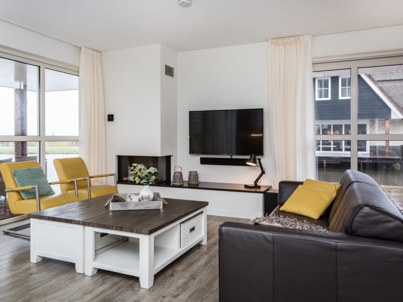 wellness watervilla in delfstrahuizen op de friese meren villas woonkamer