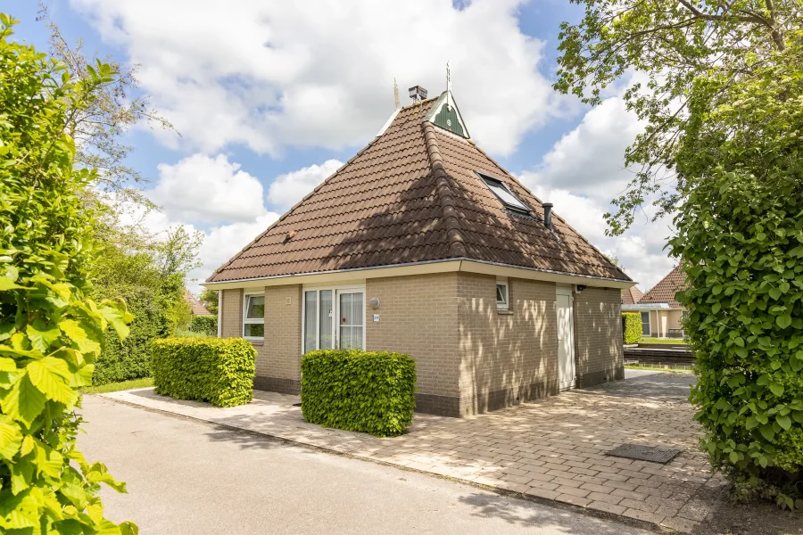 wetterbungalow 5 personen in earnewald op vakantiepark it wiid voorkant